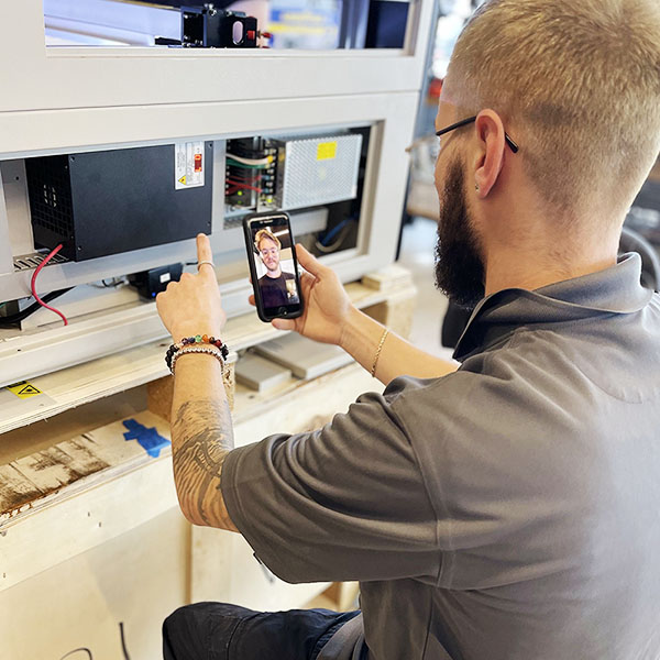 坐脸视频 staff on a video call
